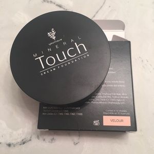 Younique cream foundation